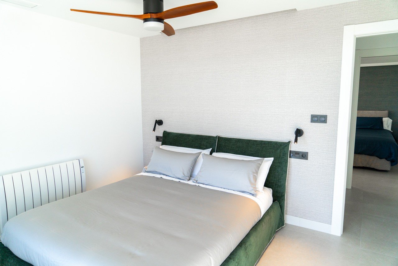 Im Herzen von La Zenia (Orihuela Costa) vereint dieses luxuriöse 122 m² große Apartment Privatsphäre, modernes Design und mediterranen Komfort . Es b