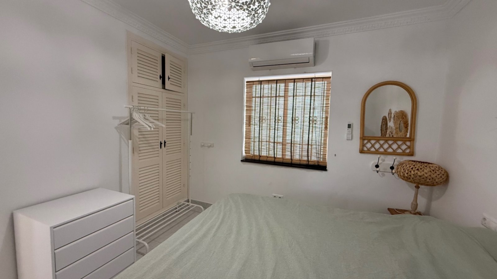 Wir präsentieren Ihnen diese wunderschön gestaltete Villa mit drei Schlafzimmern und zwei Badezimmern, die ideal gelegen ist im begehrten Viertel El