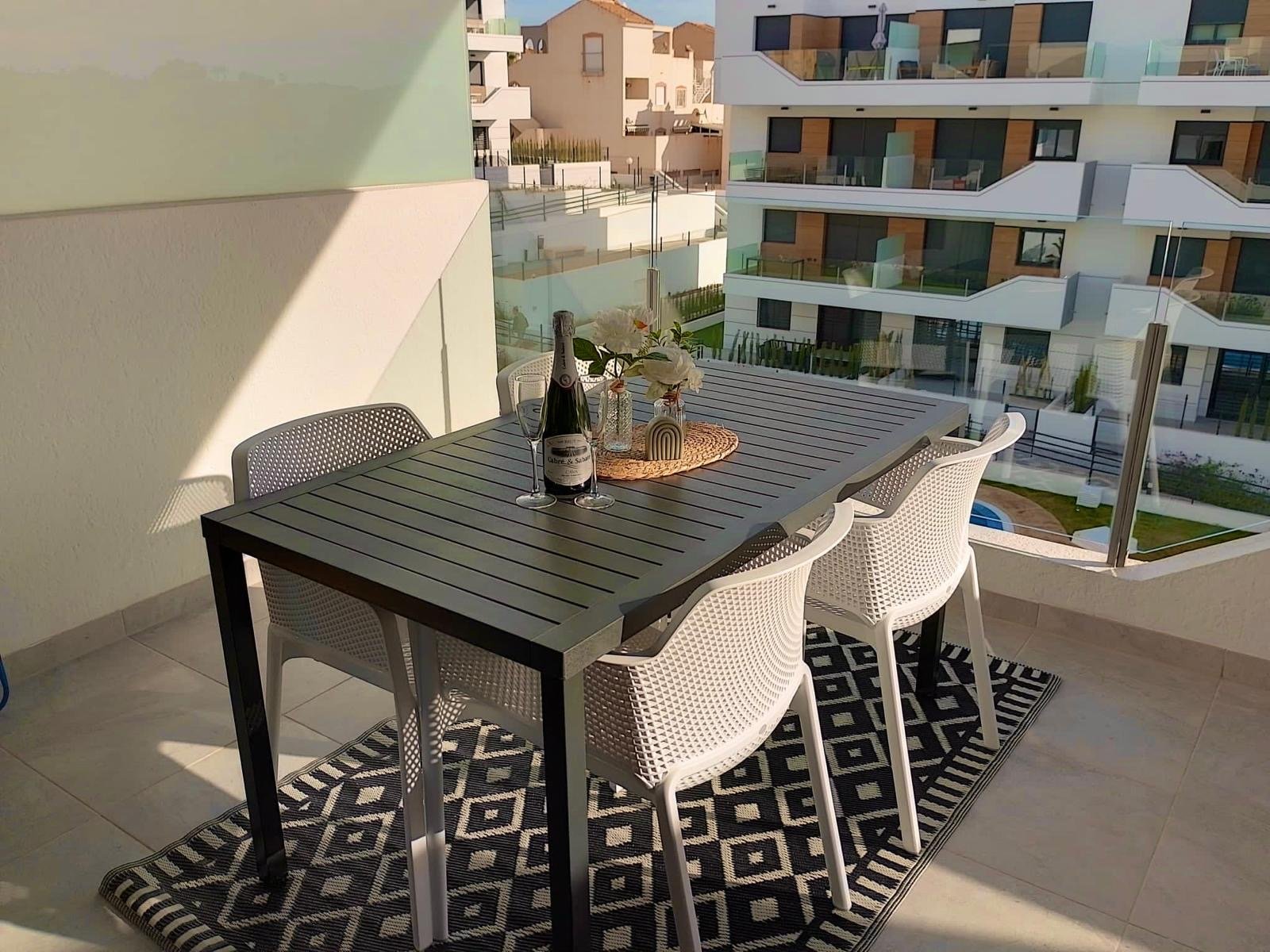 Orihuela Costa:   Charming Apartment in Orihuela
Welcome to this delightful two-bedroom apartment located in the picturesque area of Costa Blanca Sur, Orihu 