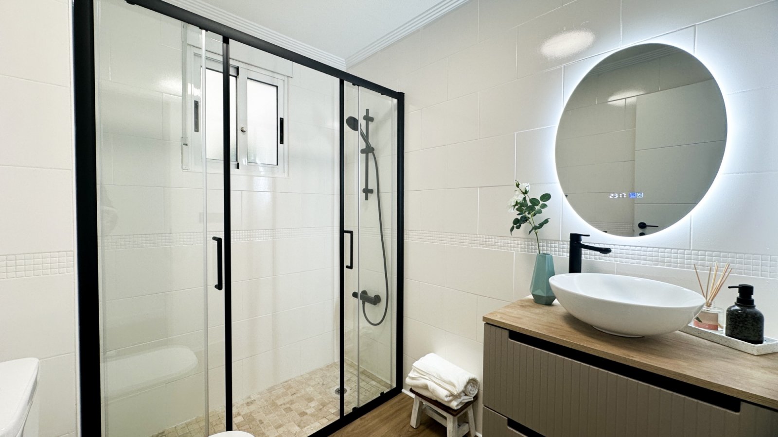 Komplett renoviert im Jahr 2026, wurde dieses beeindruckende moderne Apartment nach höchsten Standards vollständig saniert, wobei absolut alles neu i