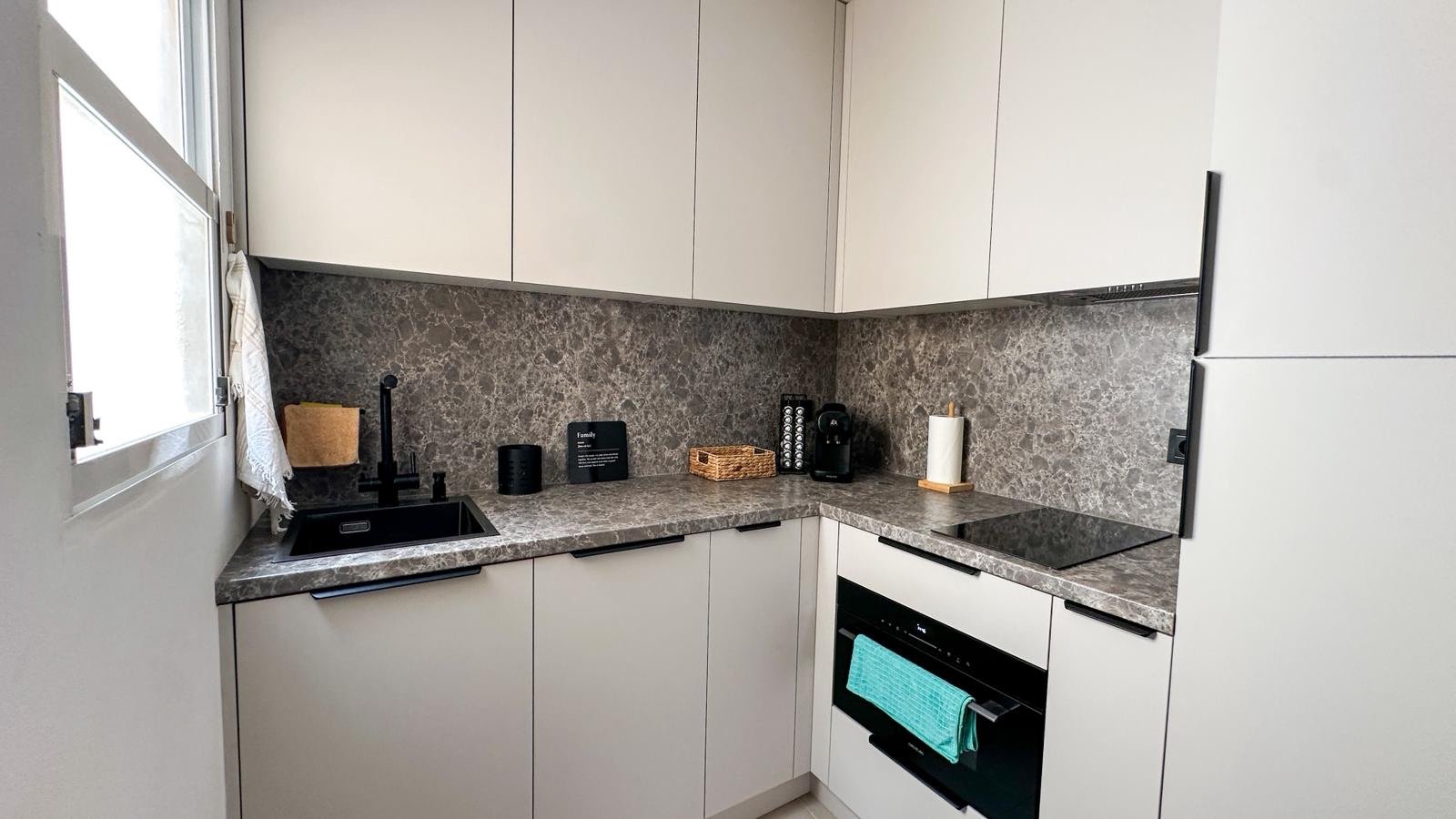 Willkommen in dieser einladenden Wohnung im Herzen von Playa Flamenca, ideal gelegen, nur 10 Gehminuten vom beliebten Einkaufszentrum La Zen