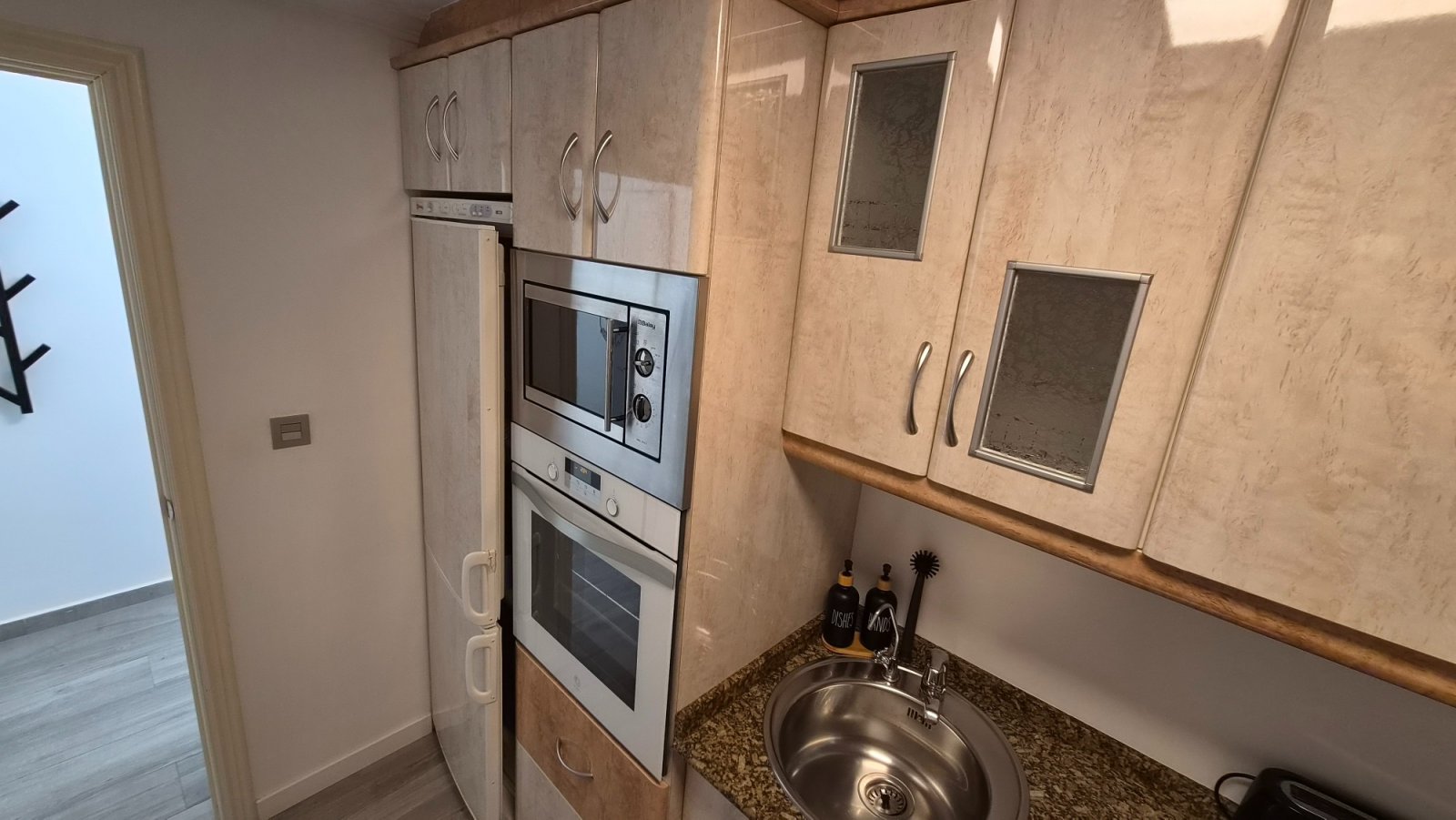 Wir präsentieren Ihnen diese spektakuläre, renovierte Wohnung im Herzen von Torrevieja, nur wenige Schritte vom neuen Yachthafen Paseo del Mar entfer