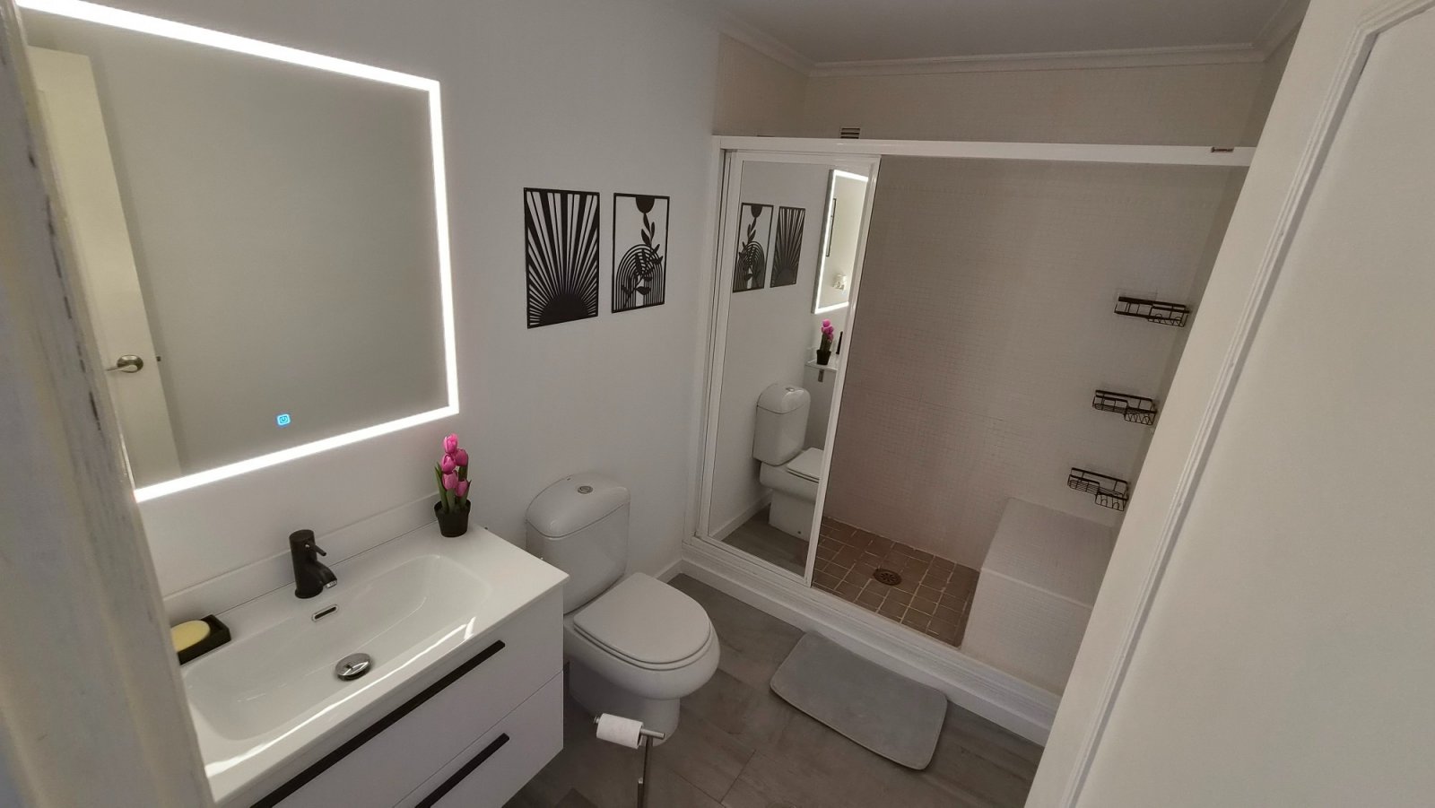 Wir präsentieren Ihnen diese spektakuläre, renovierte Wohnung im Herzen von Torrevieja, nur wenige Schritte vom neuen Yachthafen Paseo del Mar entfer