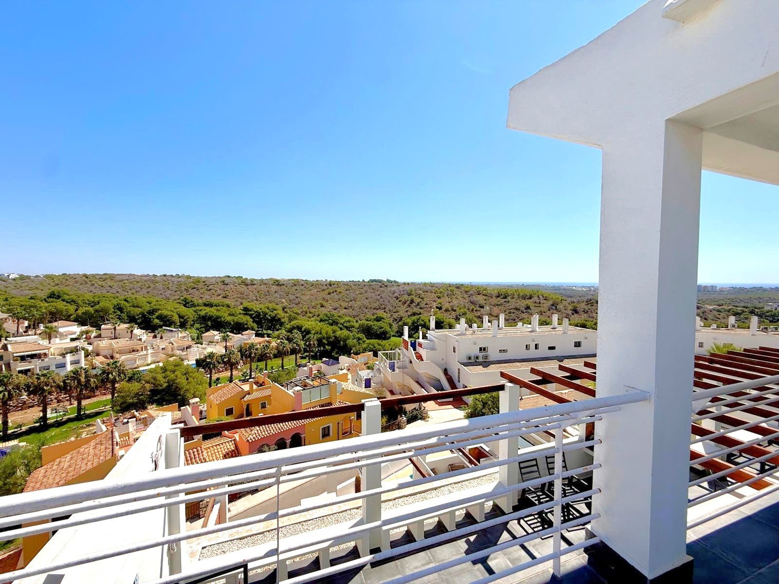 Beautifully presented penthouse with excellent views from the 50 m2 large terrace all along the open plan living, dining and kitchen area. 