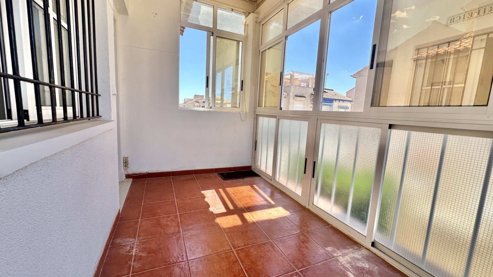 Diese Wohnung im ersten Stock liegt in der gefragten Gegend von Playa Flamenca und bietet großes Potenzial für alle, die ein Feriendomizil oder eine