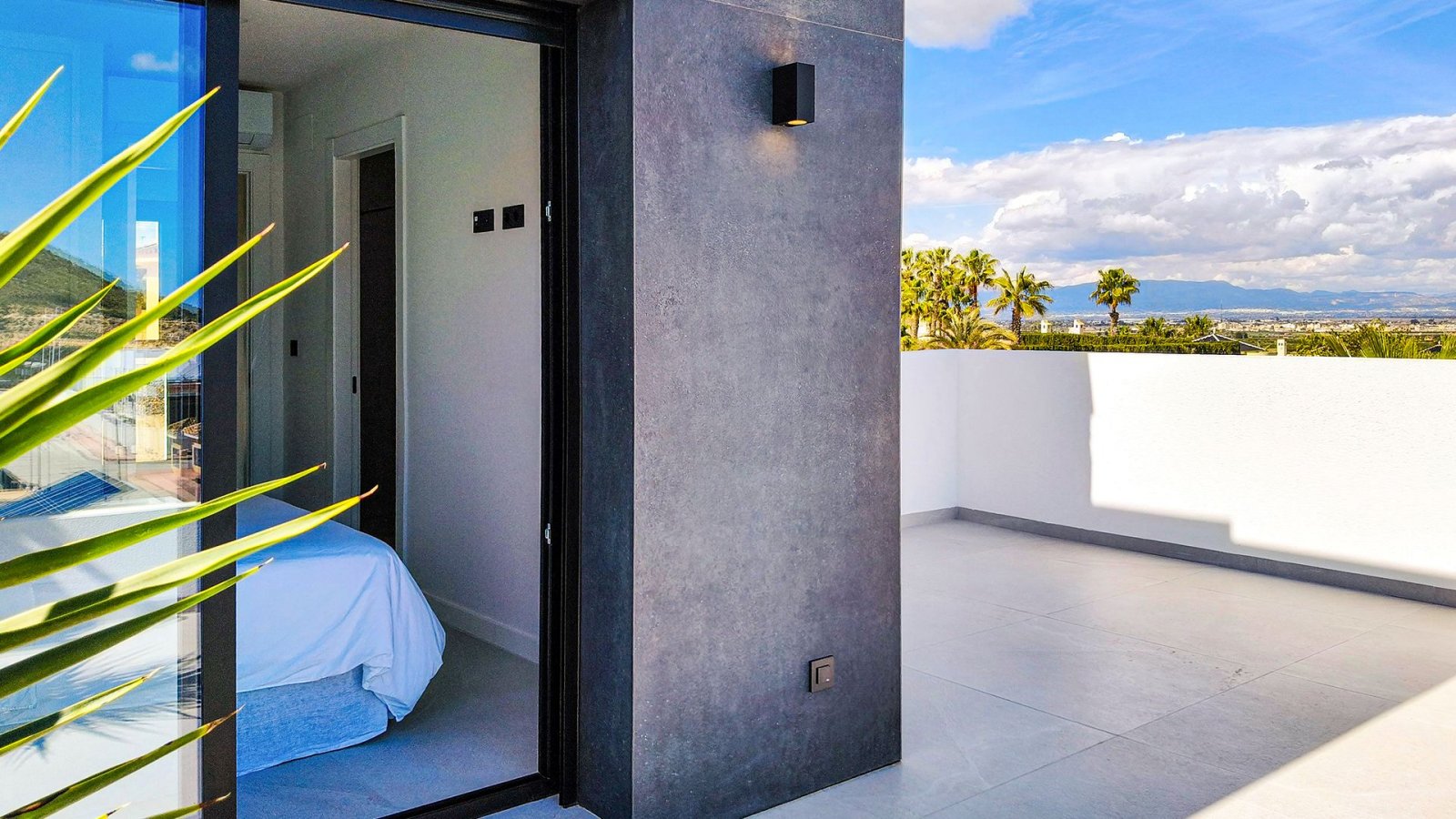 In der prestigeträchtigen Gegend von Ciudad Quesada gelegen, bietet diese freistehende Immobilie eine exklusive Umgebung mit Meerblick. Entworfen für