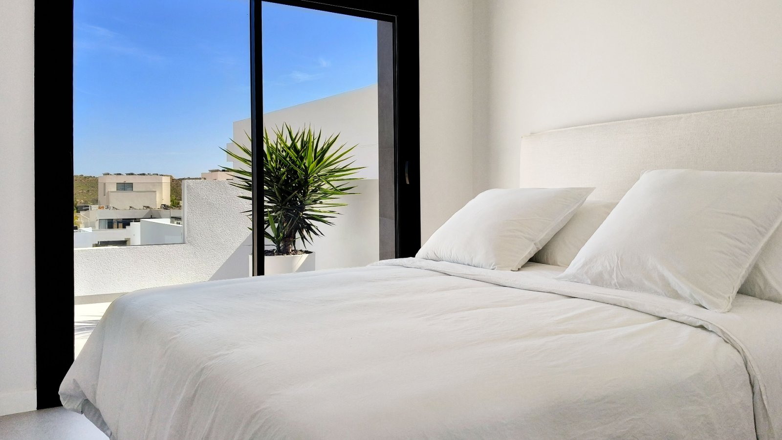 In der prestigeträchtigen Gegend von Ciudad Quesada gelegen, bietet diese freistehende Immobilie eine exklusive Umgebung mit Meerblick. Entworfen für