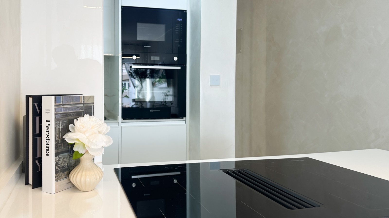 Wir präsentieren dieses elegante Penthouse im modernen Stil, das vollständig mit hochwertigen Materialien und Ausstattungen renoviert wurde. Jedes De