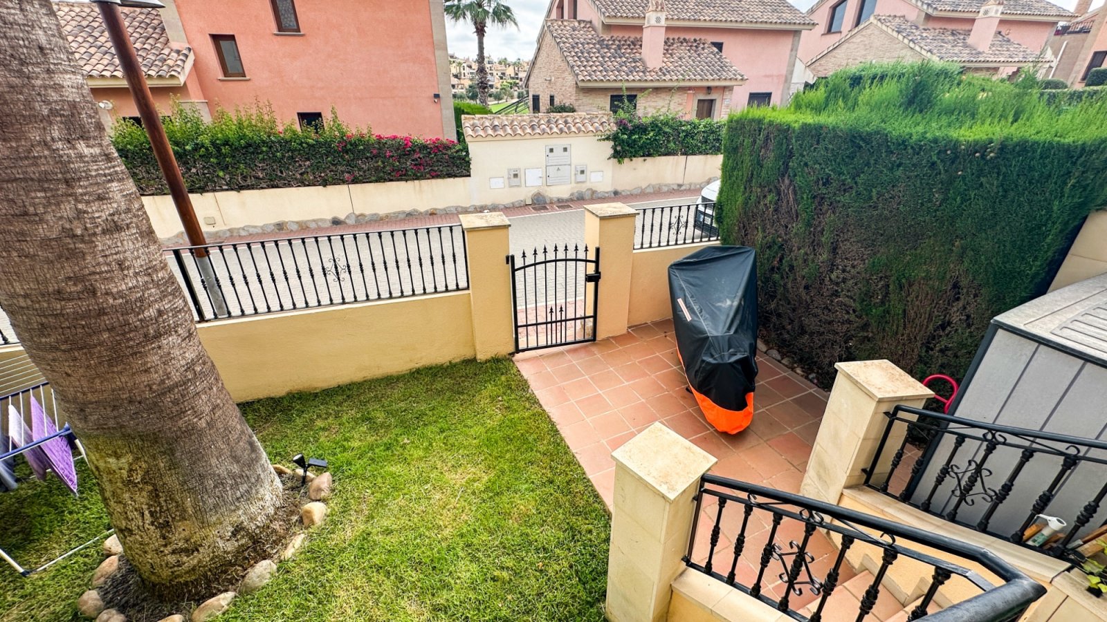 Wunderschönes, ebenerdiges Reihenhaus mit 2 Schlafzimmern und 2 Badezimmern am La Finca Golf, Baujahr 2011. Dieses barrierefreie, treppenlose Zuhause