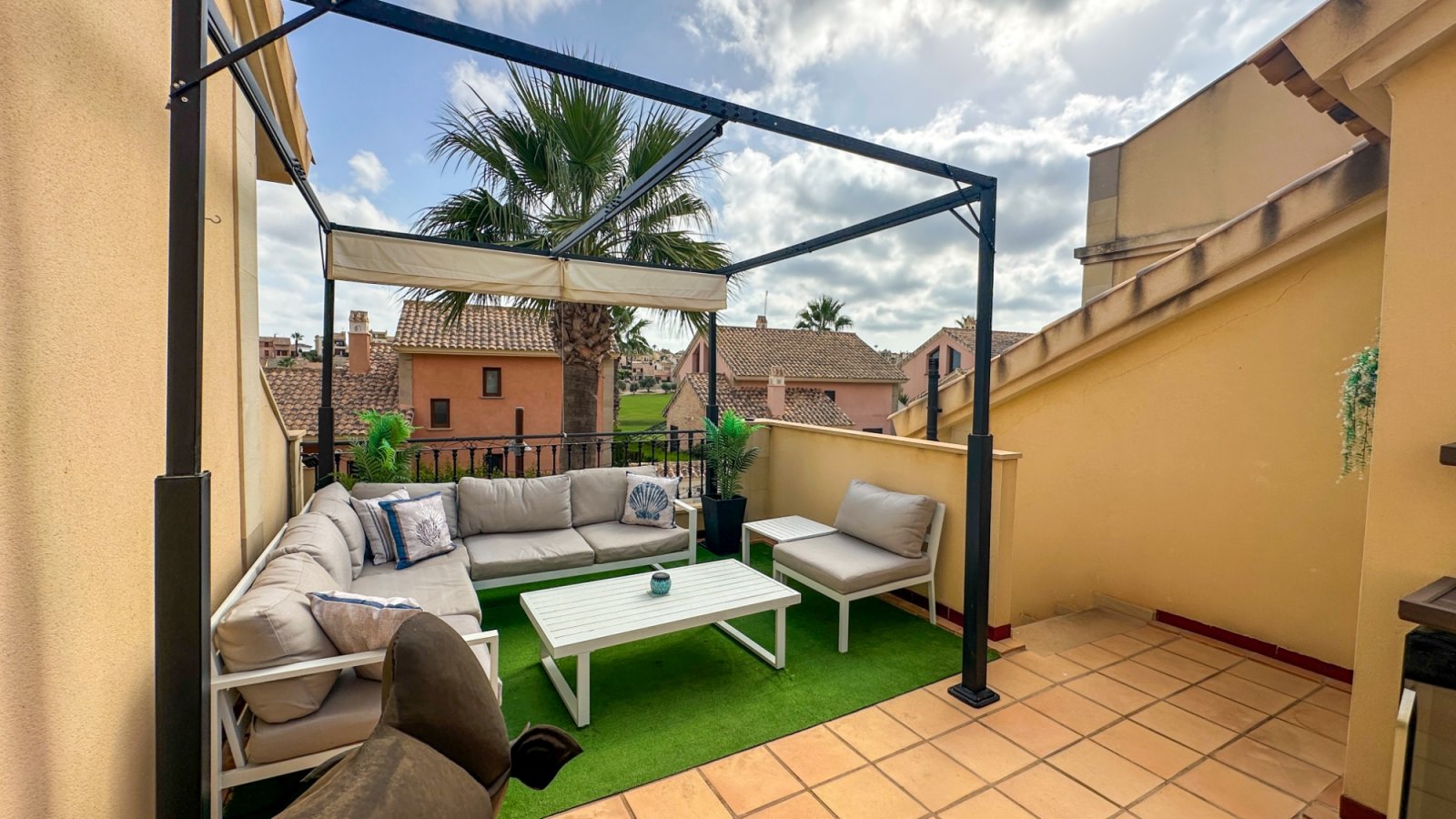 Wunderschönes, ebenerdiges Reihenhaus mit 2 Schlafzimmern und 2 Badezimmern am La Finca Golf, Baujahr 2011. Dieses barrierefreie, treppenlose Zuhause