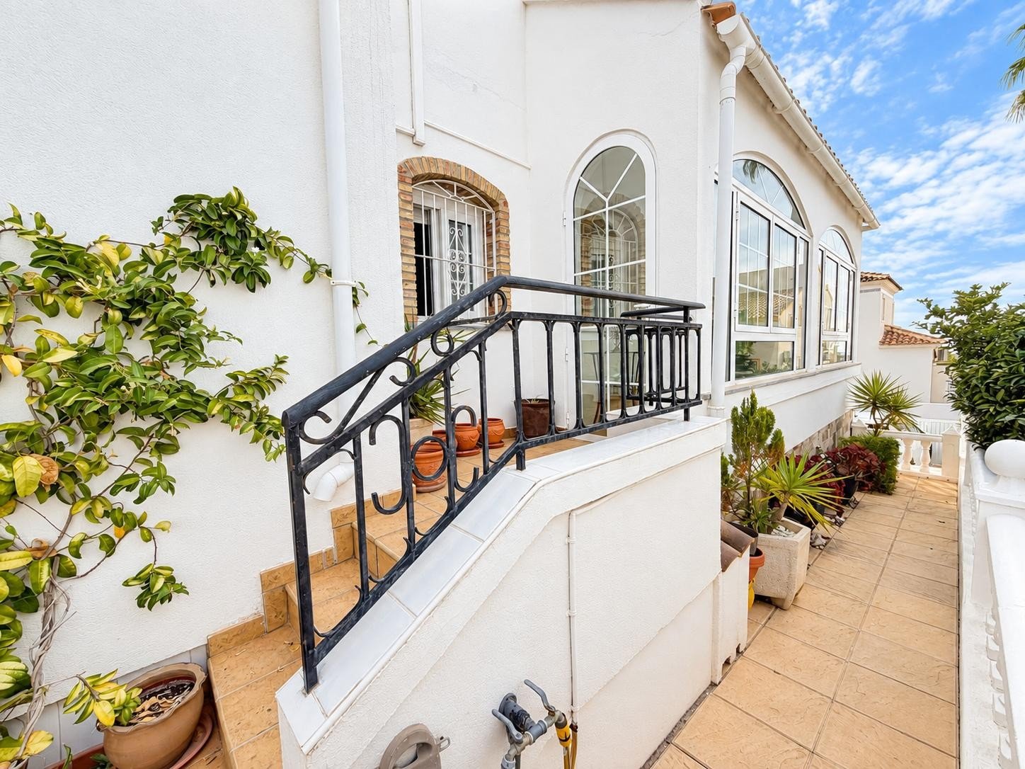 Today we are delighted to present this beautiful 3-bedroom, 2-bathroom semi-detached villa, situated in a highly sought-after location and offering