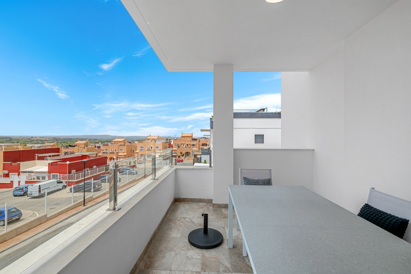 Diese moderne Wohnung befindet sich in der beliebten Wohnanlage Sunset Hills in Los Altos und bietet ideale Voraussetzungen, um Komfort und den entsp