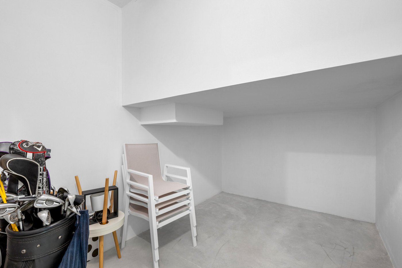Diese moderne Wohnung befindet sich in der beliebten Wohnanlage Sunset Hills in Los Altos und bietet ideale Voraussetzungen, um Komfort und den entsp