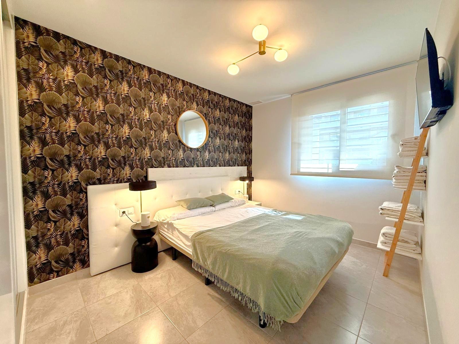   A southeast facing ground floor apartment with great views over the beautiful communal pool in Resdential Aire on Orihuela Costa.
Some 500