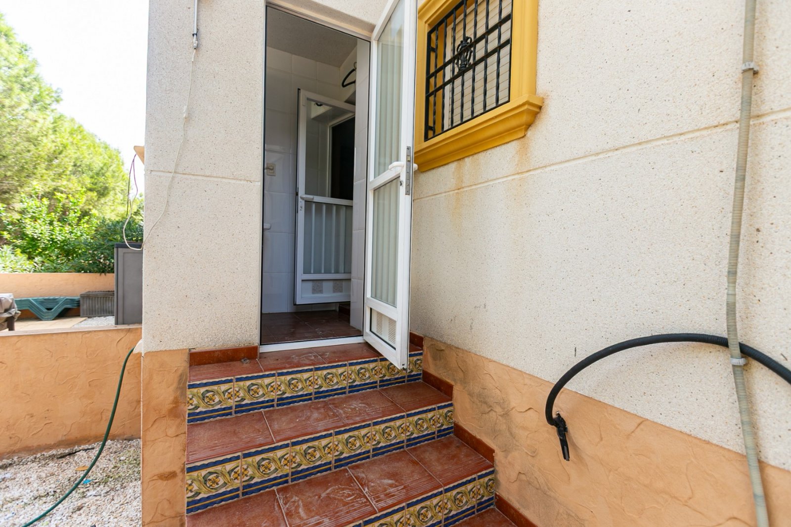 Wir freuen uns, Ihnen diese fantastische Gelegenheit zum Erwerb einer charmanten Immobilie in Lomas de Cabo Roig, Orihuela Costa, präsentieren zu dür
