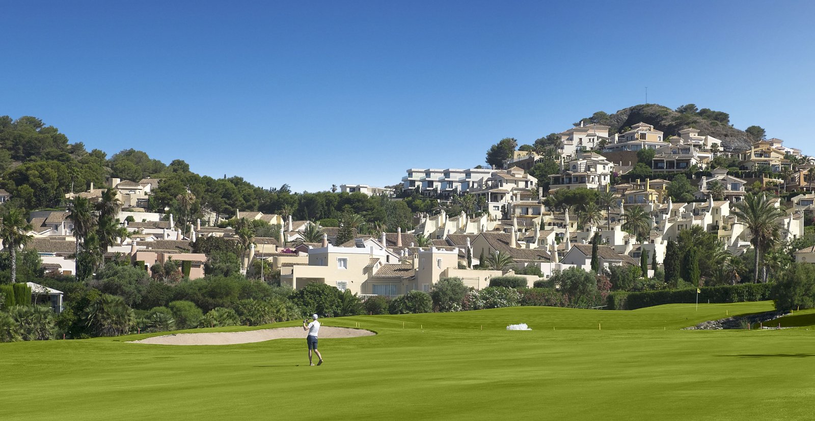 Im prestigeträchtigen Umfeld des La Manga Club gelegen, bietet diese Wohnanlage eine exklusive Auswahl von 19 Bungalows. Entworfen, um die Bedürfniss