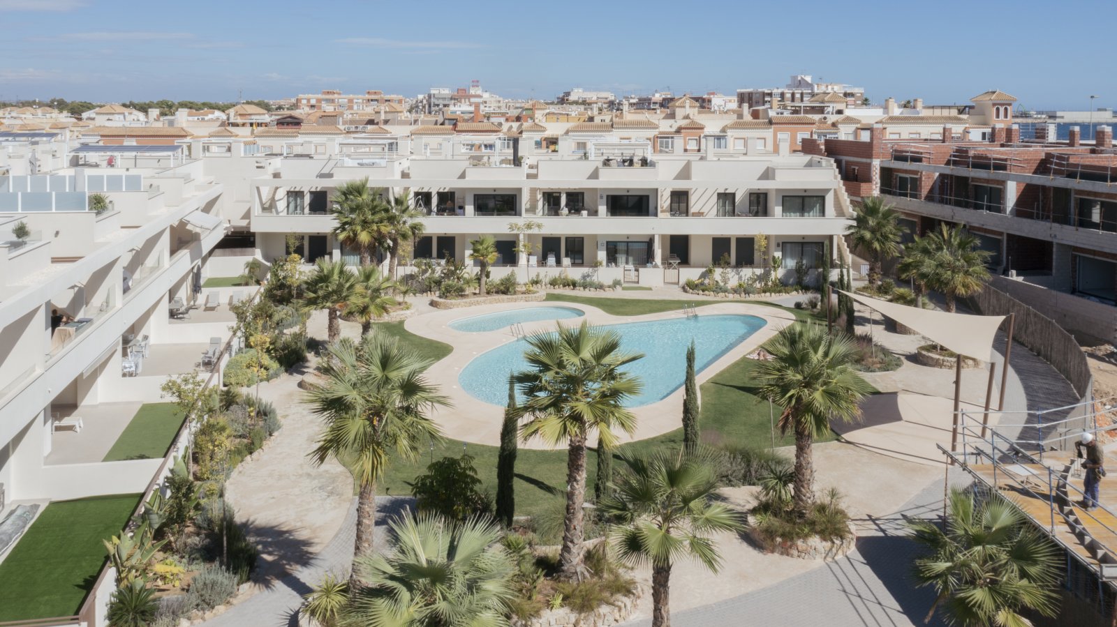 In der charmanten Stadt Torrevieja gelegen, bietet diese Wohnanlage eine Auswahl von 55 Bungalows, die darauf ausgelegt sind, die Bedürfnisse derjeni