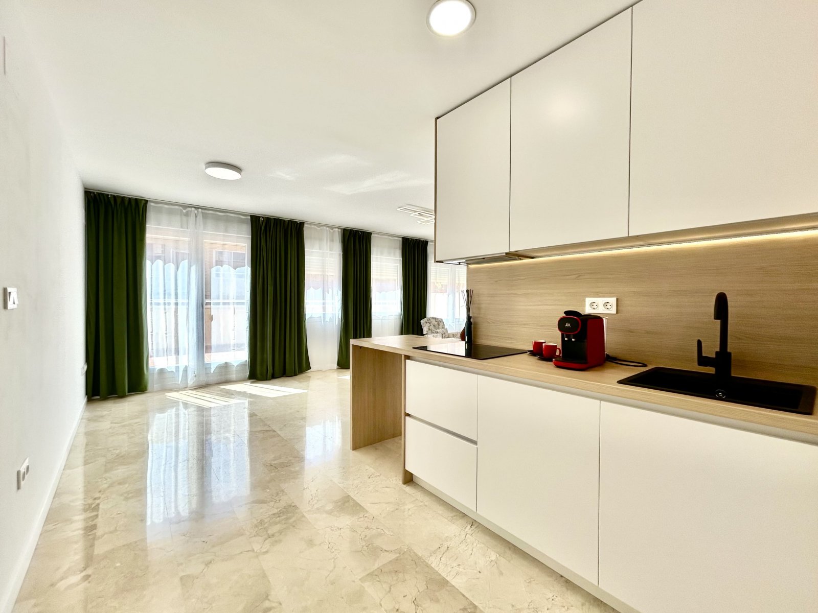 Alicante:  In der lebhaften Stadt Alicante (Alacant) gelegen, bietet dieses Wohnresort eine Auswahl von acht Immobilien, darunter Wohnungen, Erdgeschosse und Pe 
