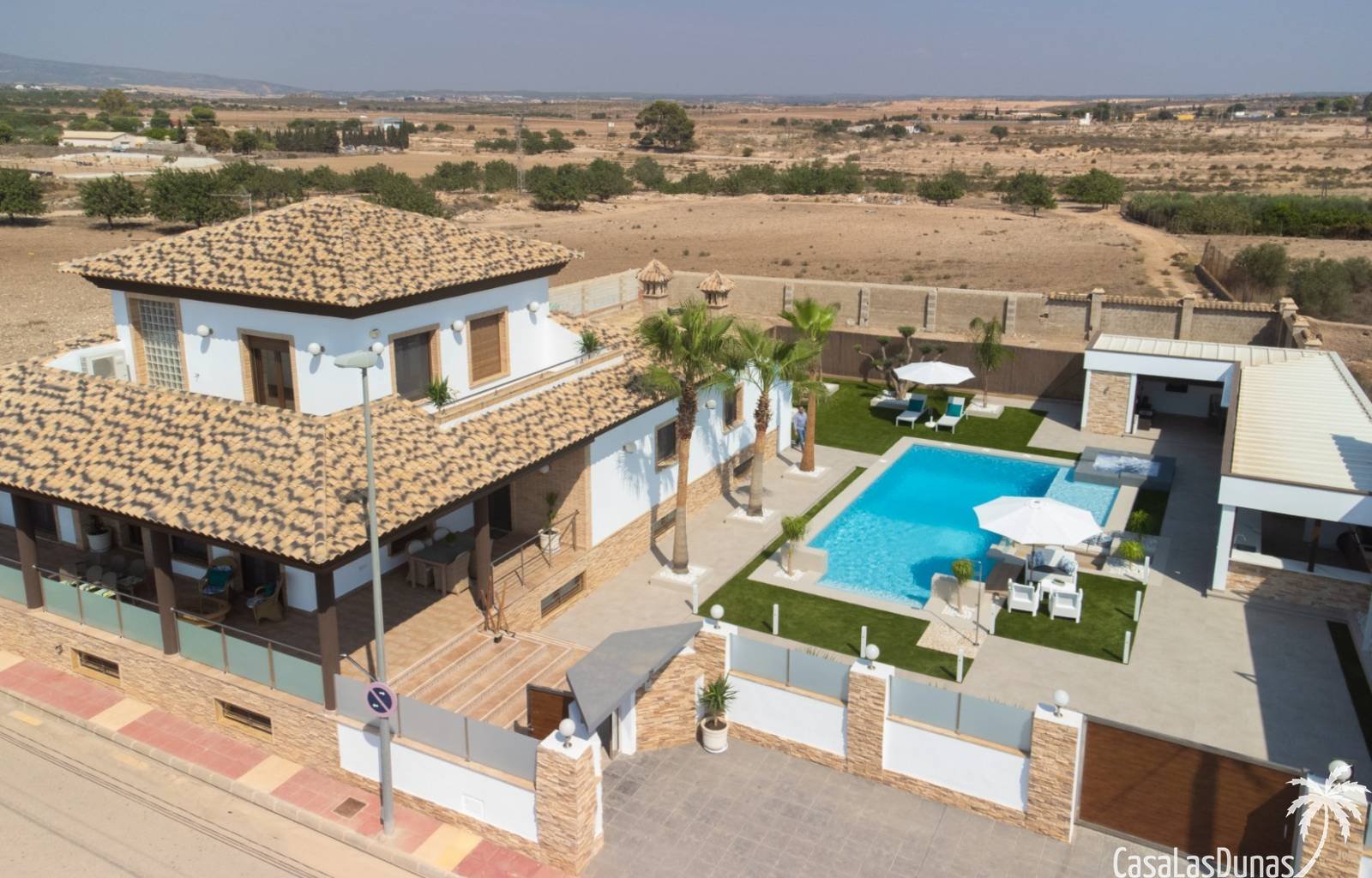 Suchen Sie Ruhe und gleichzeitig alle Annehmlichkeiten, um ein luxuriöses Leben zu führen? Dann ist diese Luxusvilla das Haus, von dem Sie schon imme