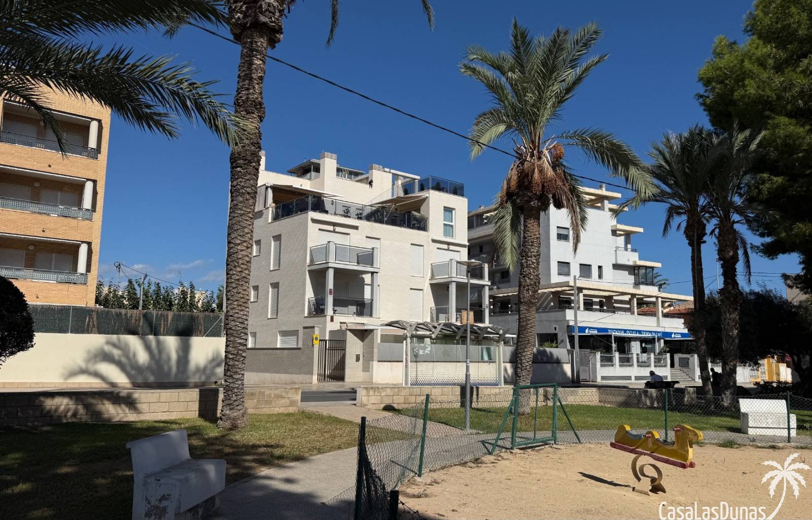 An der Grenze zwischen El Campello und Alicante, in Playa Muchavista und nur 200 Meter vom Strand entfernt, befindet sich dieser kleine, moderne Komp