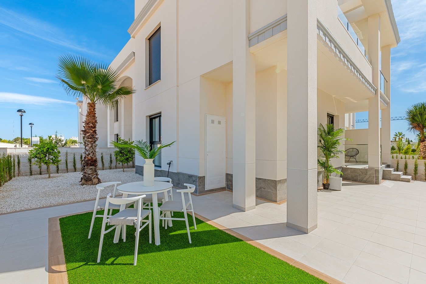 In der charmanten Stadt Rojales gelegen, bietet diese exklusive Wohnanlage eine Auswahl an Immobilien, darunter Apartments, Einfamilienhäuser und Pen