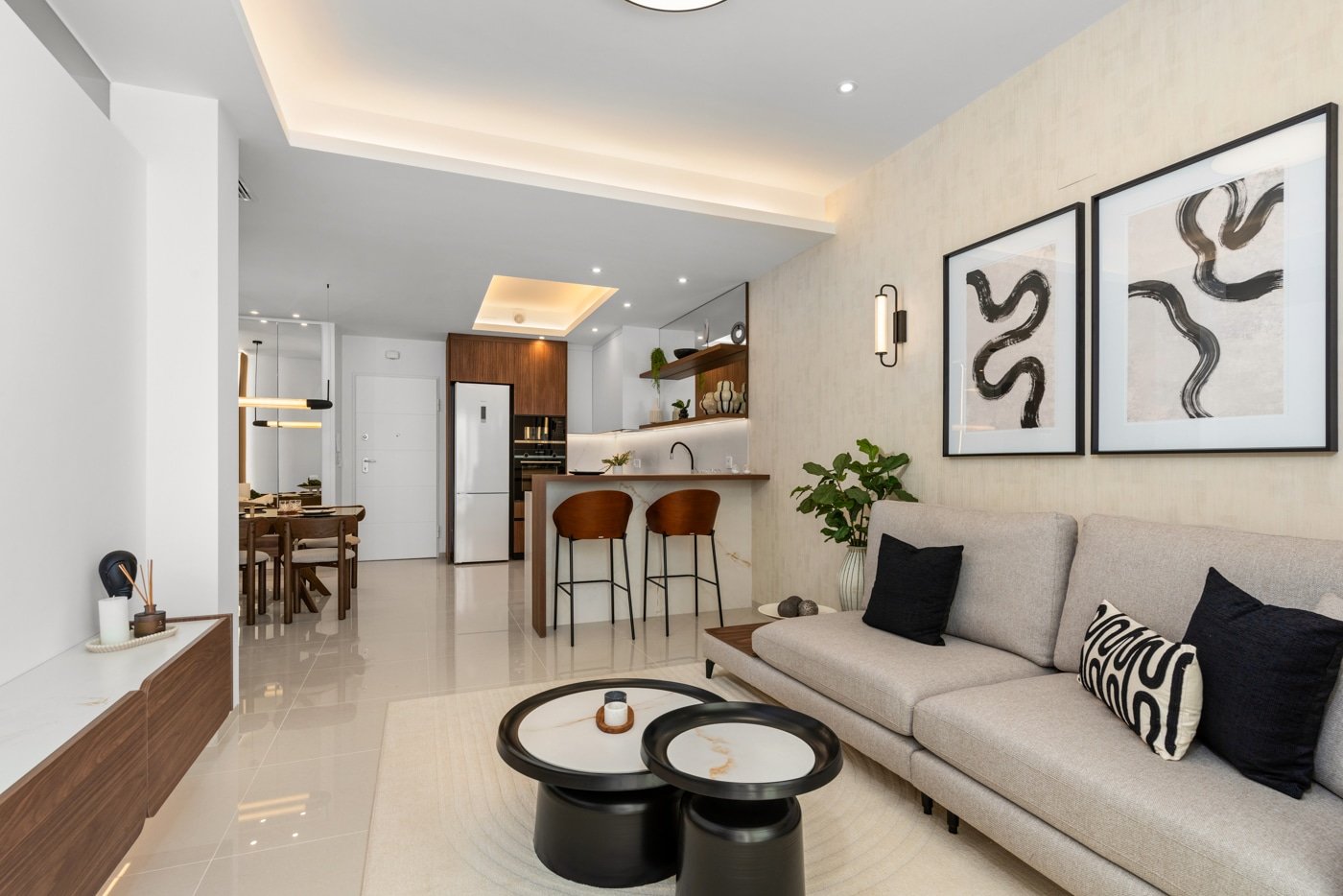 In der charmanten Stadt Rojales gelegen, bietet diese exklusive Wohnanlage eine Auswahl an Immobilien, darunter Apartments, Einfamilienhäuser und Pen