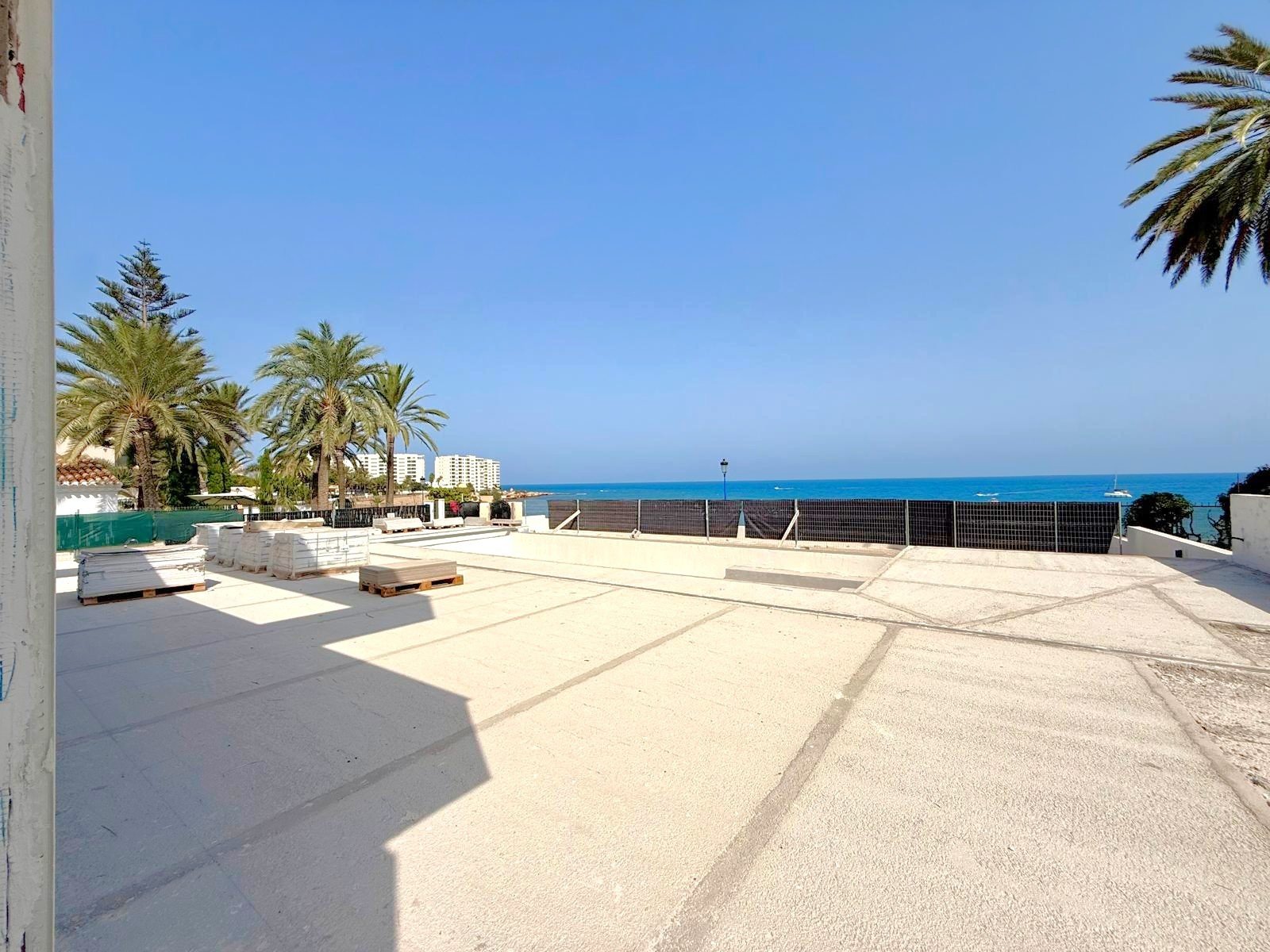 First line luxury villa under construction in Punta Prima
The first line plot of 1100 m2 with superb views over the Mediterranean sea 

