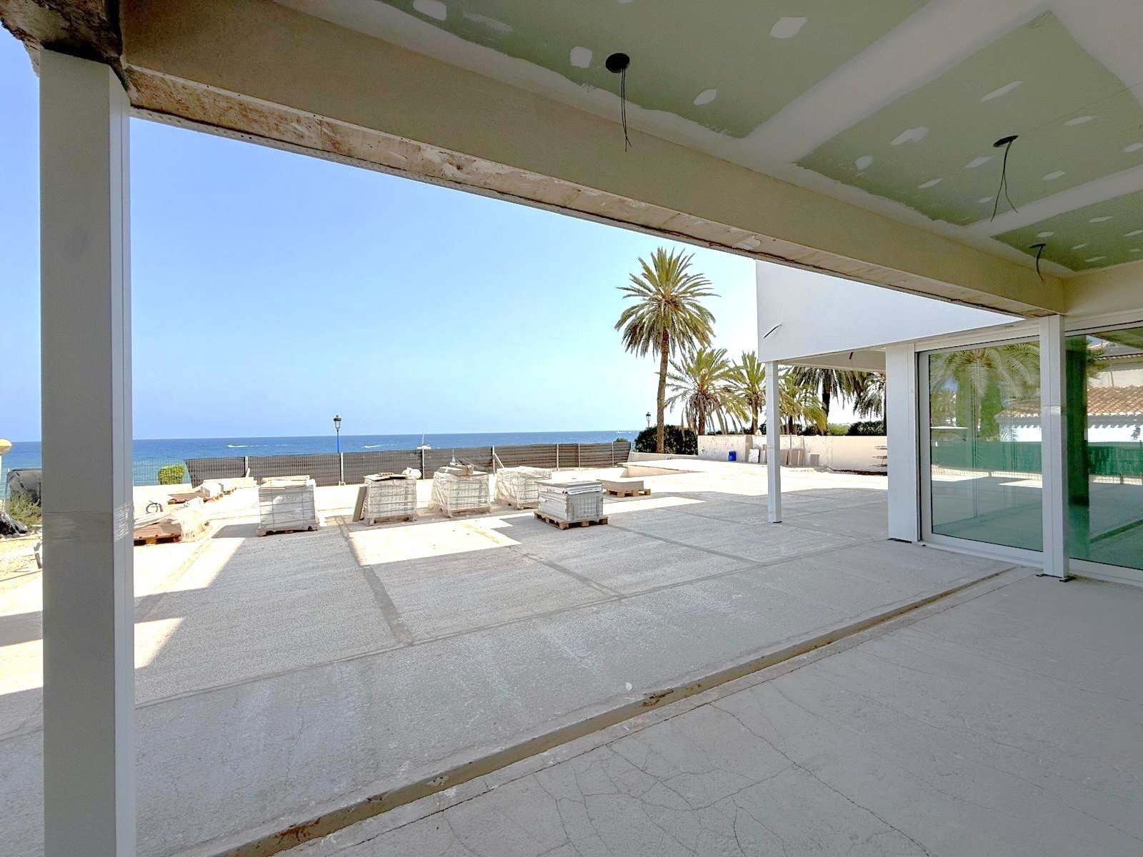 First line luxury villa under construction in Punta Prima
The first line plot of 1100 m2 with superb views over the Mediterranean sea 
