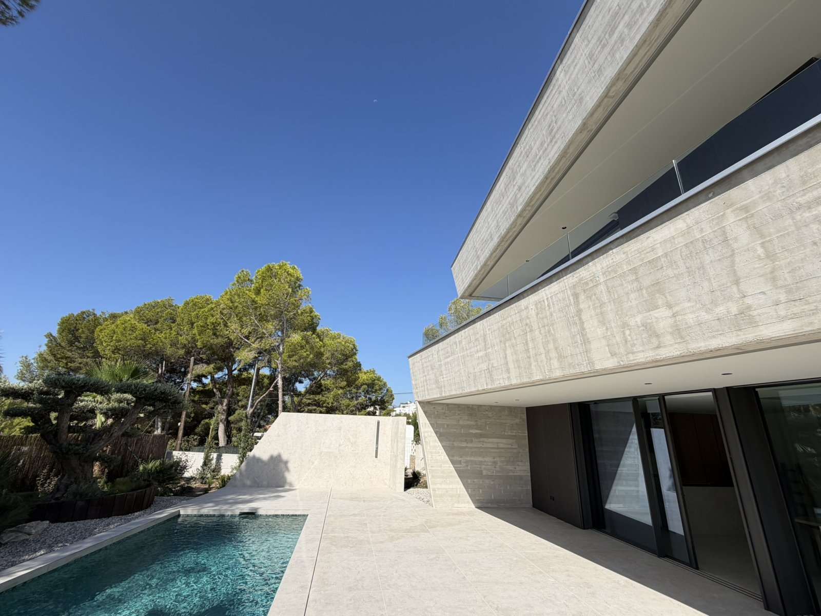 In der exklusiven Gegend von Altea gelegen, bietet diese Villa eine privilegierte Umgebung nur 2 km vom Meer entfernt. Mit einem Design, das Eleganz