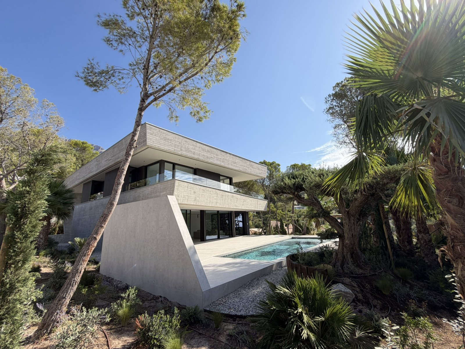 In der exklusiven Gegend von Altea gelegen, bietet diese Villa eine privilegierte Umgebung nur 2 km vom Meer entfernt. Mit einem Design, das Eleganz