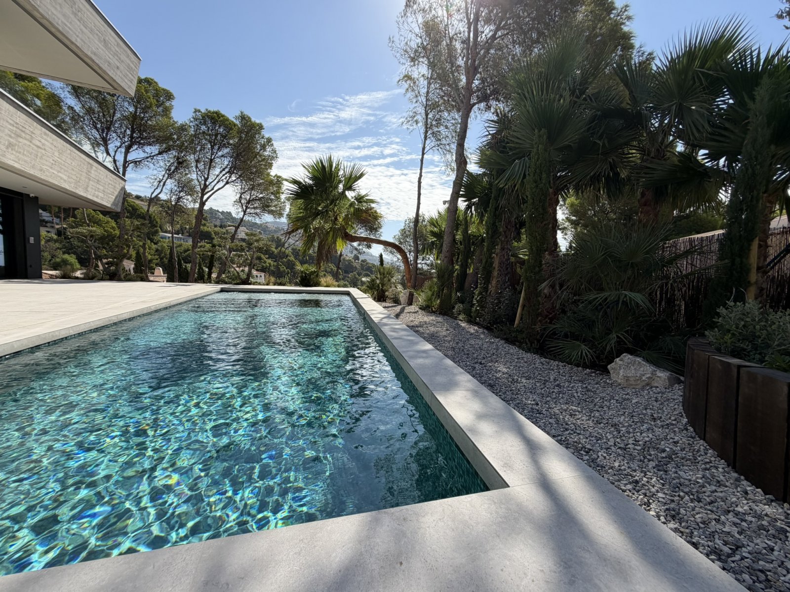 In der exklusiven Gegend von Altea gelegen, bietet diese Villa eine privilegierte Umgebung nur 2 km vom Meer entfernt. Mit einem Design, das Eleganz