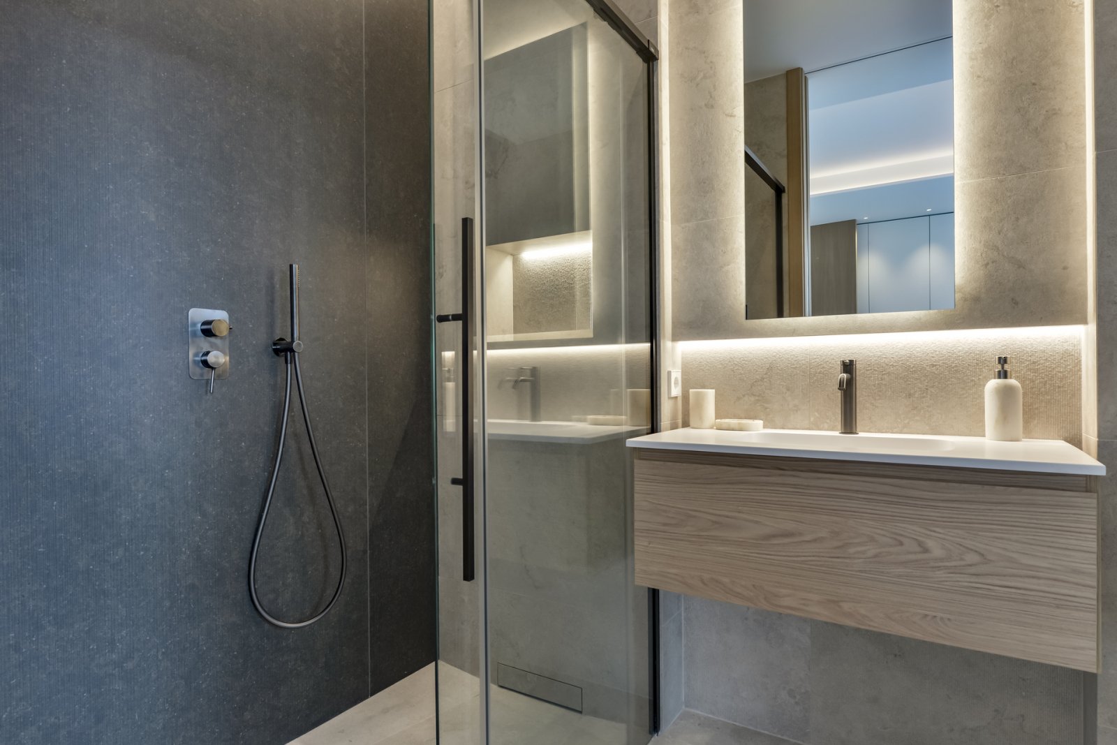 In der exklusiven Gegend von Altea gelegen, bietet diese Villa eine privilegierte Umgebung nur 2 km vom Meer entfernt. Mit einem Design, das Eleganz