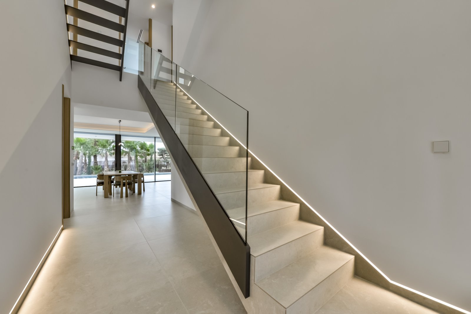 In der exklusiven Gegend von Altea gelegen, bietet diese Villa eine privilegierte Umgebung nur 2 km vom Meer entfernt. Mit einem Design, das Eleganz