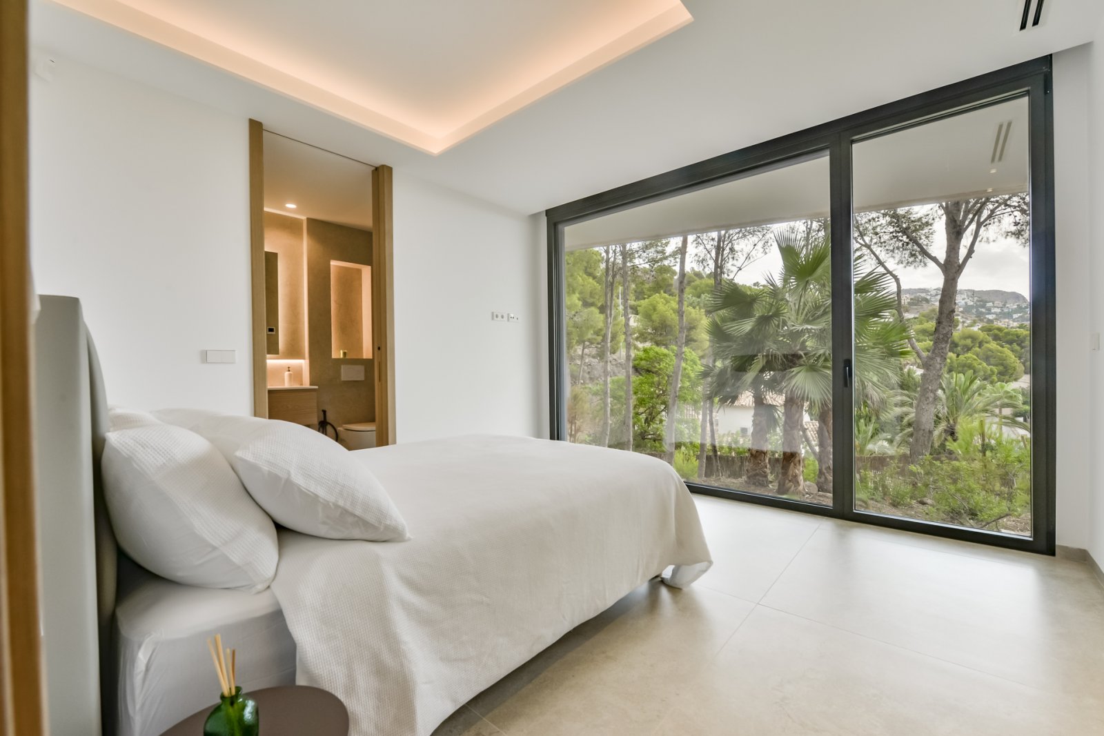 In der exklusiven Gegend von Altea gelegen, bietet diese Villa eine privilegierte Umgebung nur 2 km vom Meer entfernt. Mit einem Design, das Eleganz
