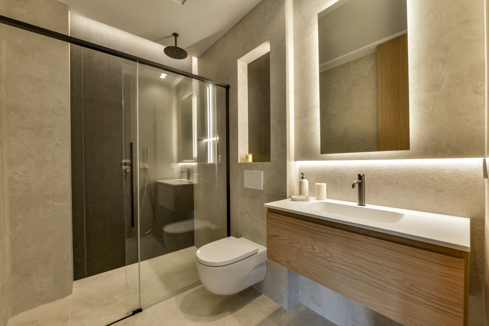 In der exklusiven Gegend von Altea gelegen, bietet diese Villa eine privilegierte Umgebung nur 2 km vom Meer entfernt. Mit einem Design, das Eleganz