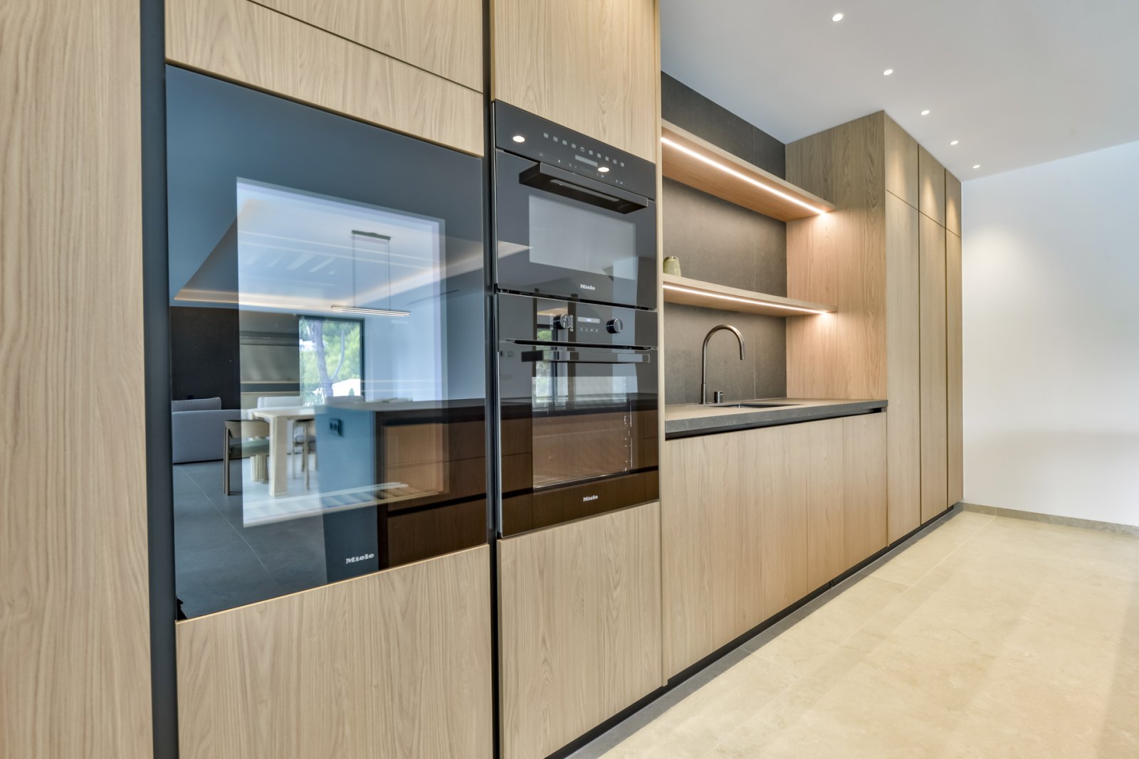In der exklusiven Gegend von Altea gelegen, bietet diese Villa eine privilegierte Umgebung nur 2 km vom Meer entfernt. Mit einem Design, das Eleganz