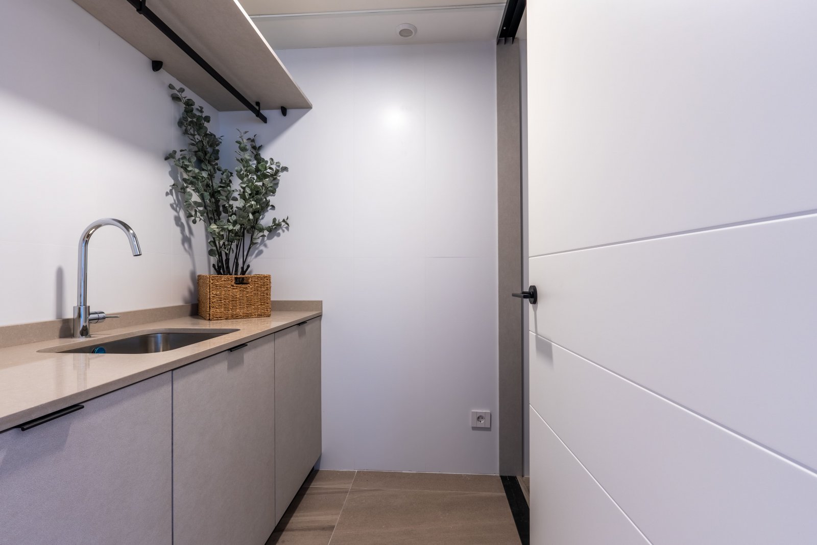 In der charmanten Stadt Guardamar del Segura gelegen, bietet diese exklusive Wohnanlage eine Auswahl von 13 Wohnungen, darunter Apartments, Erdgescho