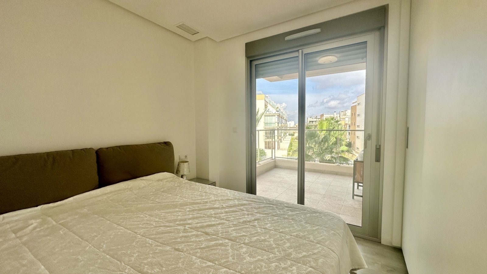 Entdecken Sie dieses elegante und komplett möblierte Apartment in der begehrten Wohnanlage Green Hills in Villamartín, Orihuela Costa. Die Immobilie