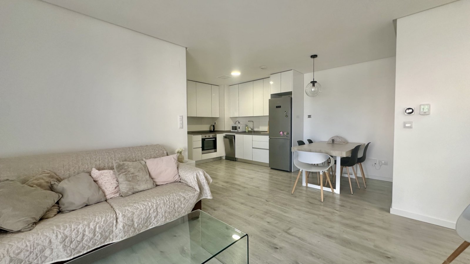 Entdecken Sie dieses elegante und komplett möblierte Apartment in der begehrten Wohnanlage Green Hills in Villamartín, Orihuela Costa. Die Immobilie