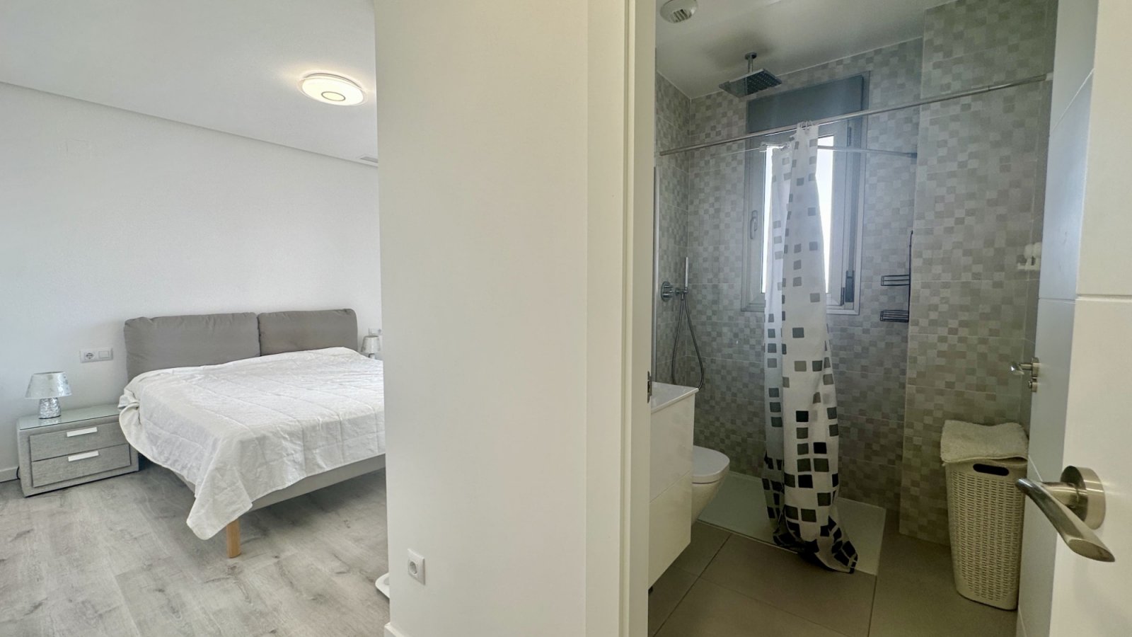 Entdecken Sie dieses elegante und komplett möblierte Apartment in der begehrten Wohnanlage Green Hills in Villamartín, Orihuela Costa. Die Immobilie