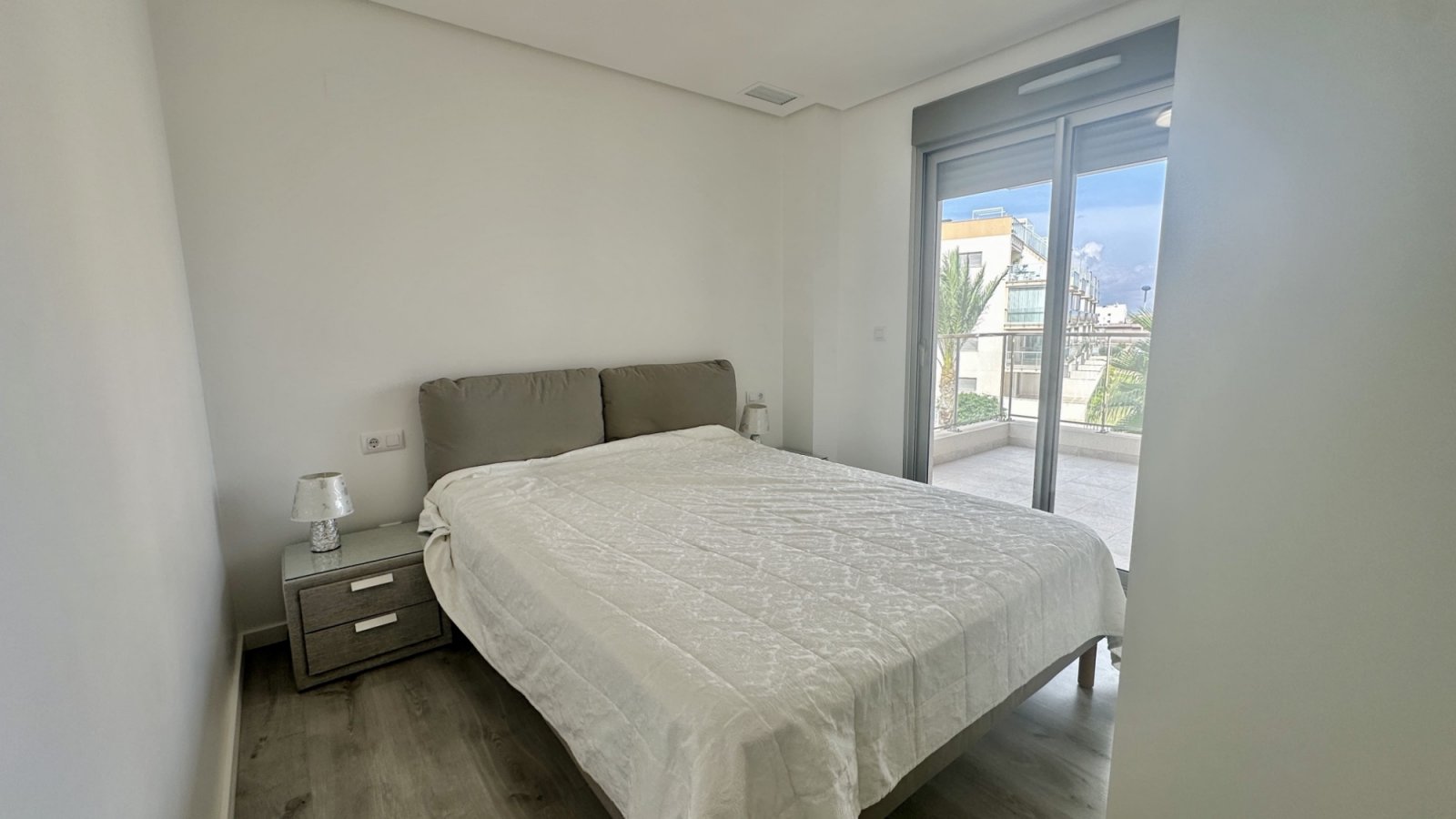 Entdecken Sie dieses elegante und komplett möblierte Apartment in der begehrten Wohnanlage Green Hills in Villamartín, Orihuela Costa. Die Immobilie