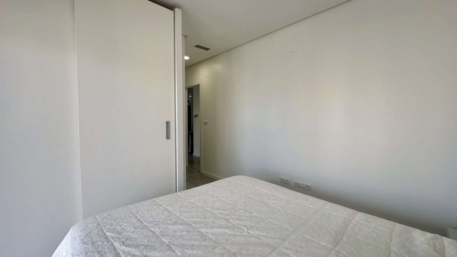 Entdecken Sie dieses elegante und komplett möblierte Apartment in der begehrten Wohnanlage Green Hills in Villamartín, Orihuela Costa. Die Immobilie