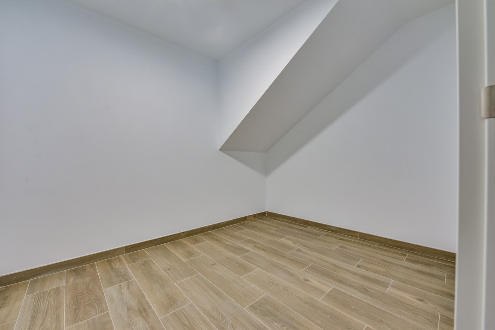 In der charmanten Stadt Finestrat gelegen, bietet diese Villa ein außergewöhnliches Wohnerlebnis. Mit Meerblick befindet sich diese Immobilie nur 5 k