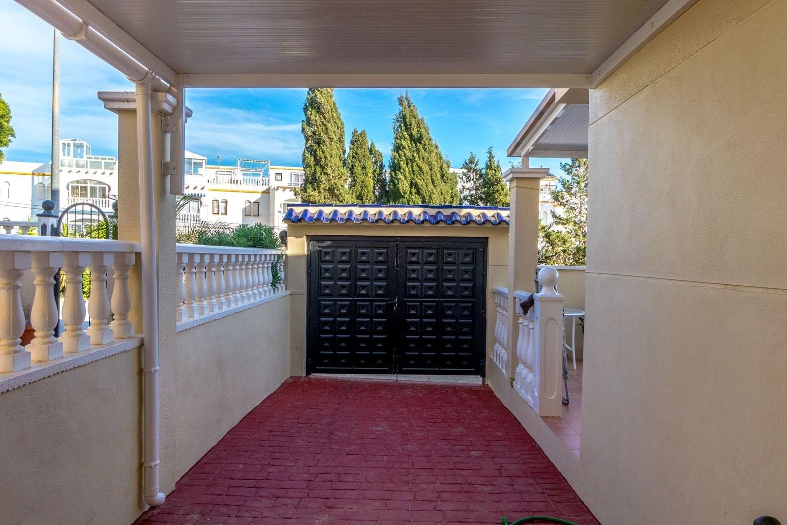Wir präsentieren Ihnen diese gepflegte, freistehende Villa im begehrten Wohngebiet Blue Lagoon in Villamartin. Das Haus verfügt über 3 Schlafzimmer u
