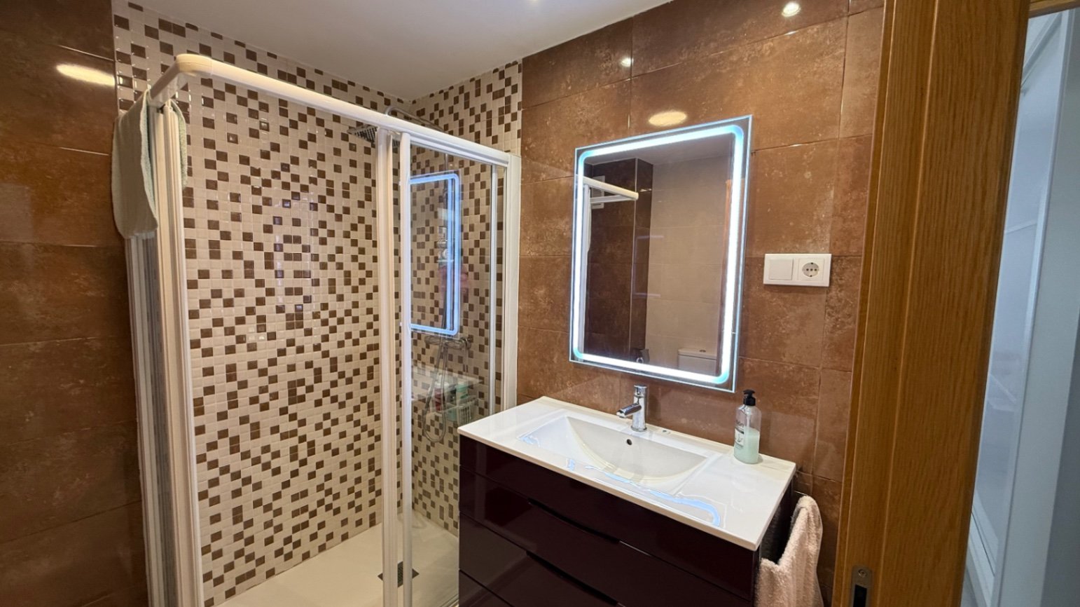  Komplett renovierte Wohnung in erster Meereslinie mit 3 Schlafzimmern.&amp;#13;&amp;#13;
Entdecken Sie die perfekte Mischung aus Luxus, Kom