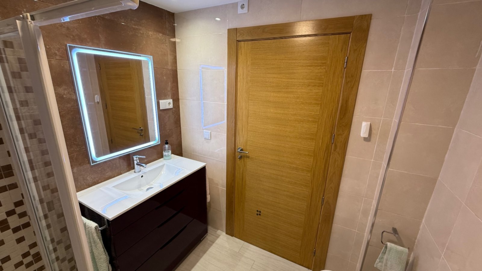  Komplett renovierte Wohnung in erster Meereslinie mit 3 Schlafzimmern.&amp;#13;&amp;#13;
Entdecken Sie die perfekte Mischung aus Luxus, Kom
