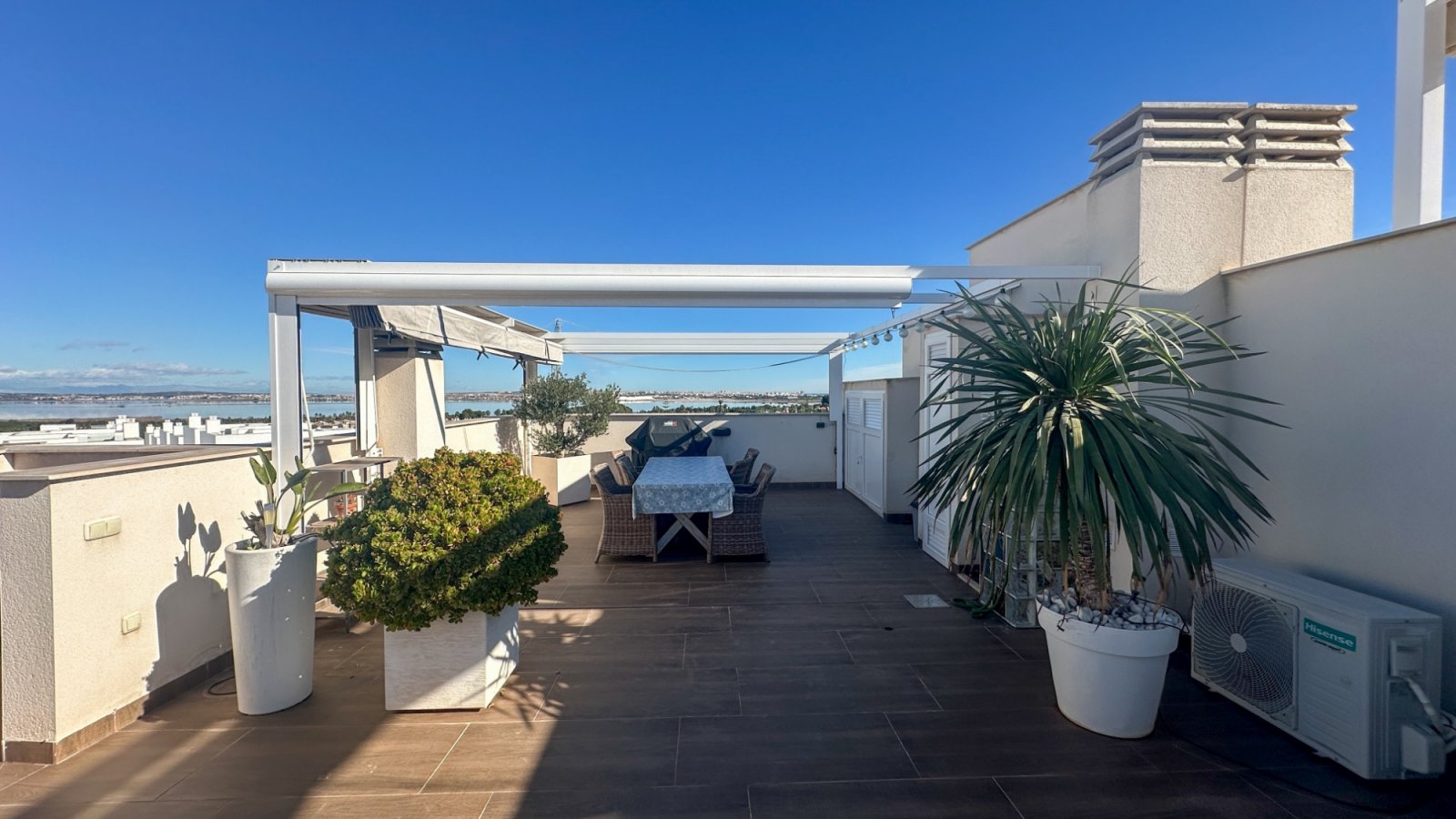 

Entdecken Sie dieses beeindruckende moderne Bungalow im Obergeschoss in der begehrten Gegend von Los Balcones, Torreviej