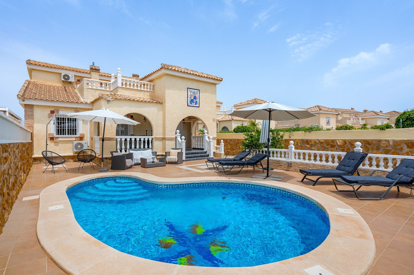 Detached villa with private pool for sale near Alicante | Quiet villa neighborhood | Costa Blanca
Palmhouses proudly presents this excell