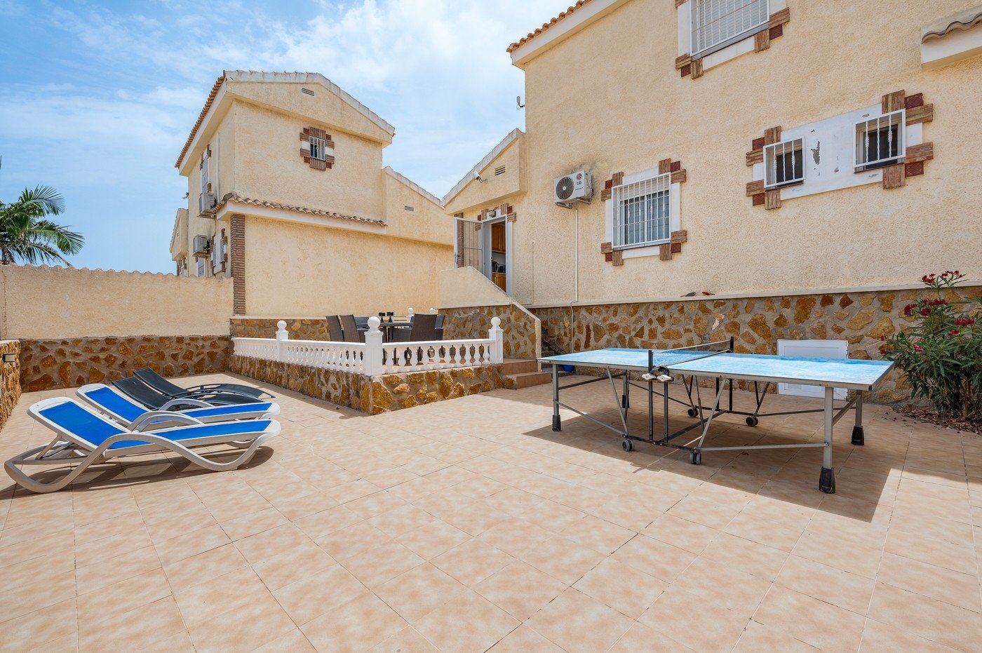 Detached villa with private pool for sale near Alicante | Quiet villa neighborhood | Costa Blanca
Palmhouses proudly presents this excell