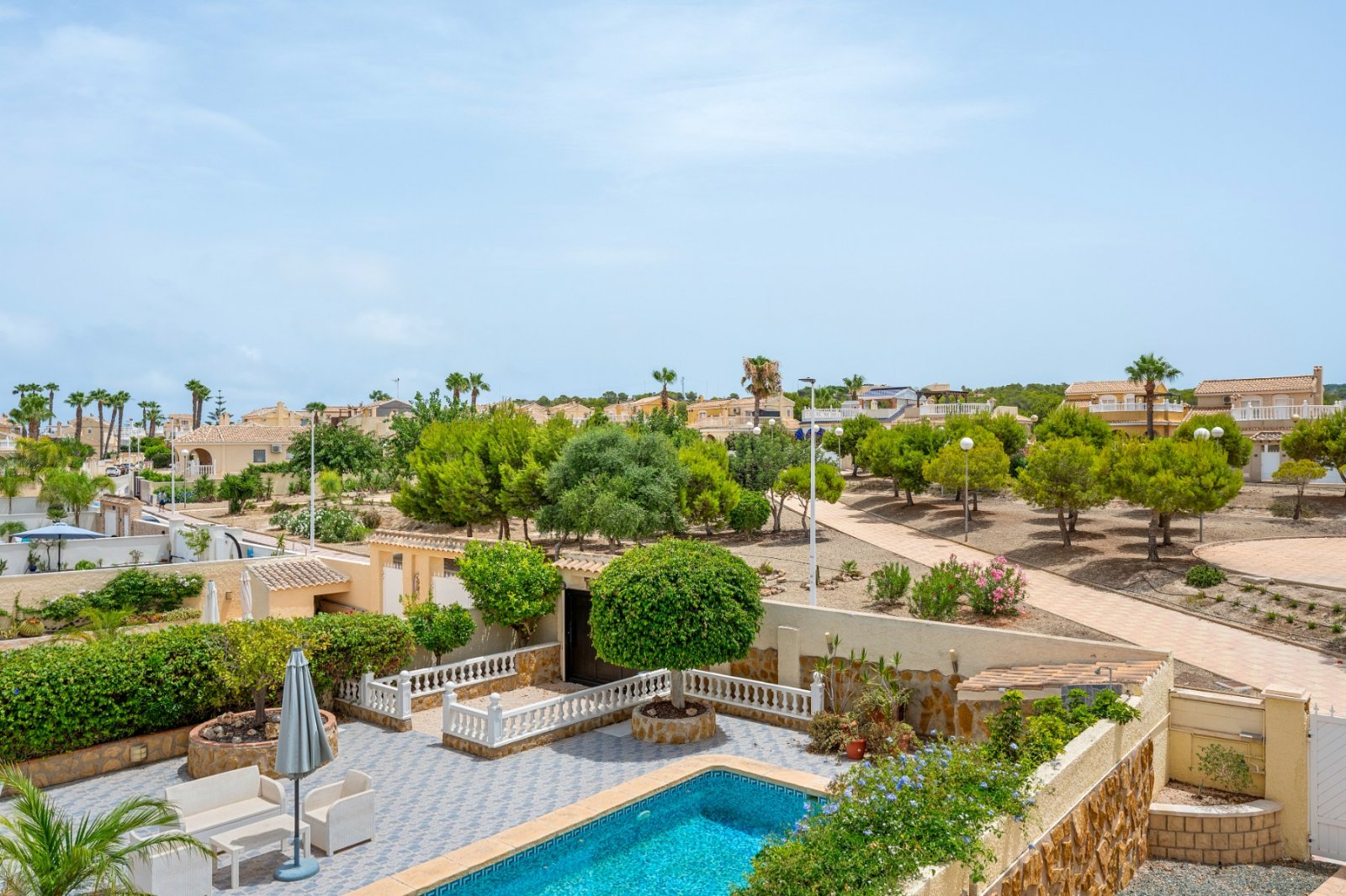 Detached villa with private pool for sale near Alicante | Quiet villa neighborhood | Costa Blanca
Palmhouses proudly presents this excell
